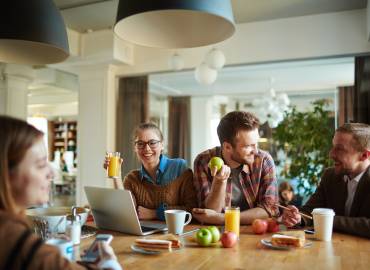 iFit gesunde Ernährung zufriedene Mitarbeiter Team Essen